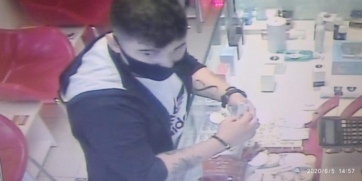 &Ccedil;aldığı bileziklerin yerini, kuyumcuya mesajla bildirdi