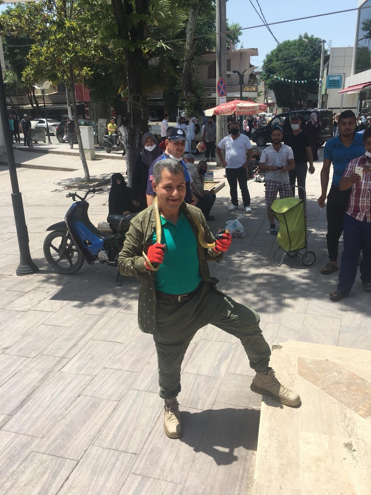 Şaşkınlık veren olay! Motosiklet &uuml;zerindeki yılanı omzuna alıp poz verdi