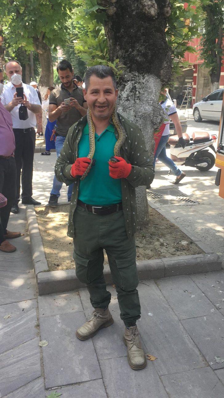 Şaşkınlık veren olay! Motosiklet üzerindeki yılanı omzuna alıp poz verdi G3