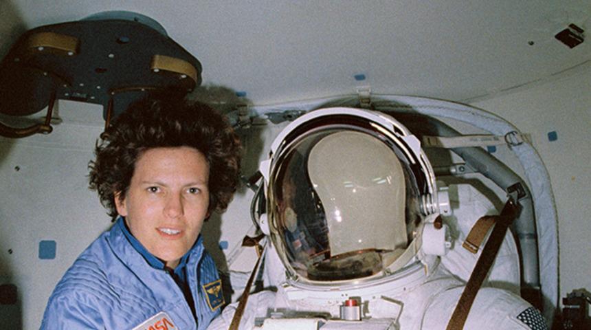 Bu kez yukarı çıkmadı: Uzayda yürüyen ilk ABD'li kadın Kathy Sullivan tekrar tarihe geçti!