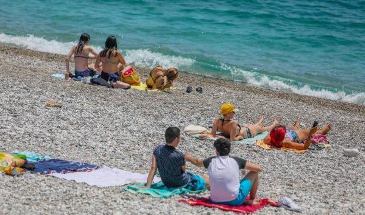 Antalya'da sıcaktan bunalanlar sahillere akın etti G3
