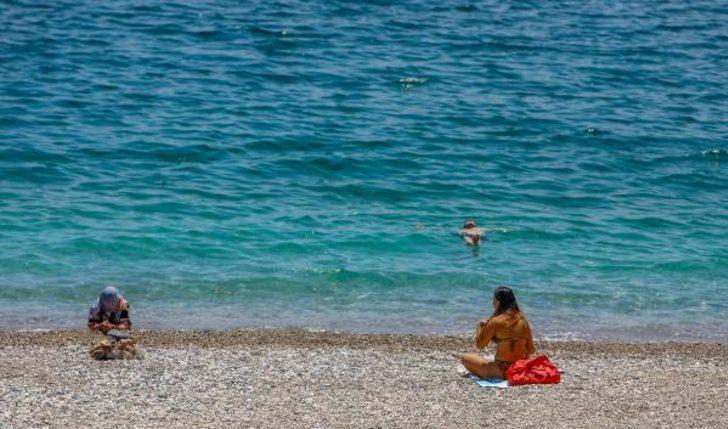 Antalya'da sıcaktan bunalanlar sahillere akın etti G4
