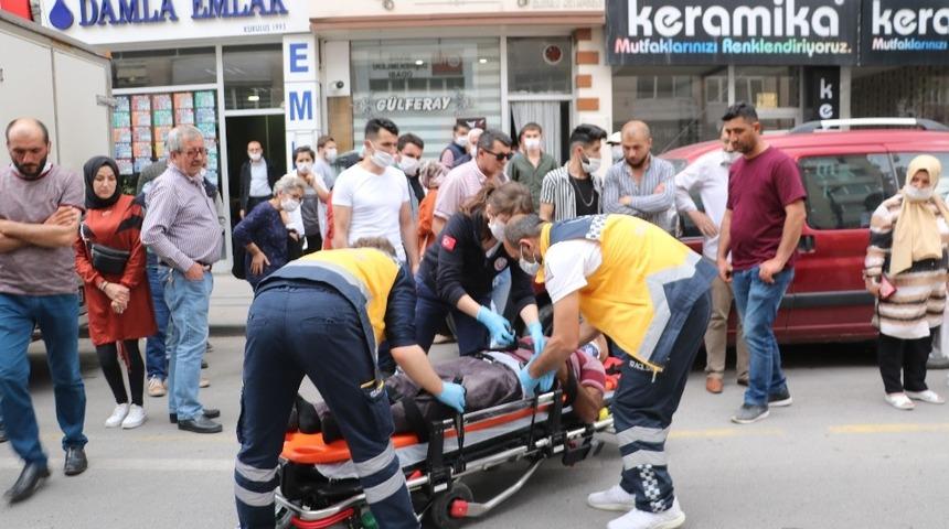 Ticari taksinin &ccedil;arptığı yaşlı adam yaralandı