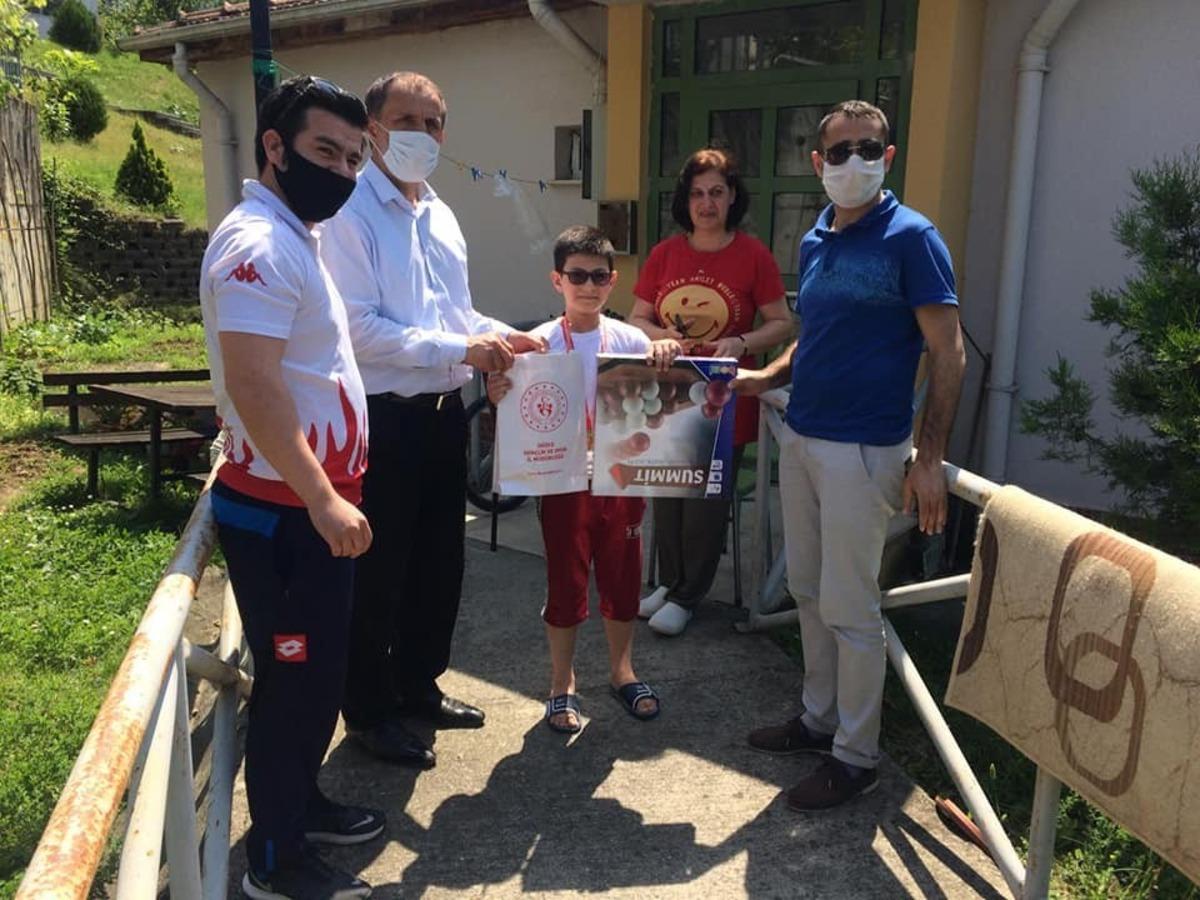 Sanal ortamda yarışmaya girdiler, &ouml;d&uuml;llerini Başkan Şahin&rsquo;den aldılar