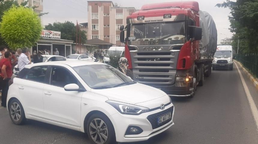 Otomobil ile tır çarpıştı