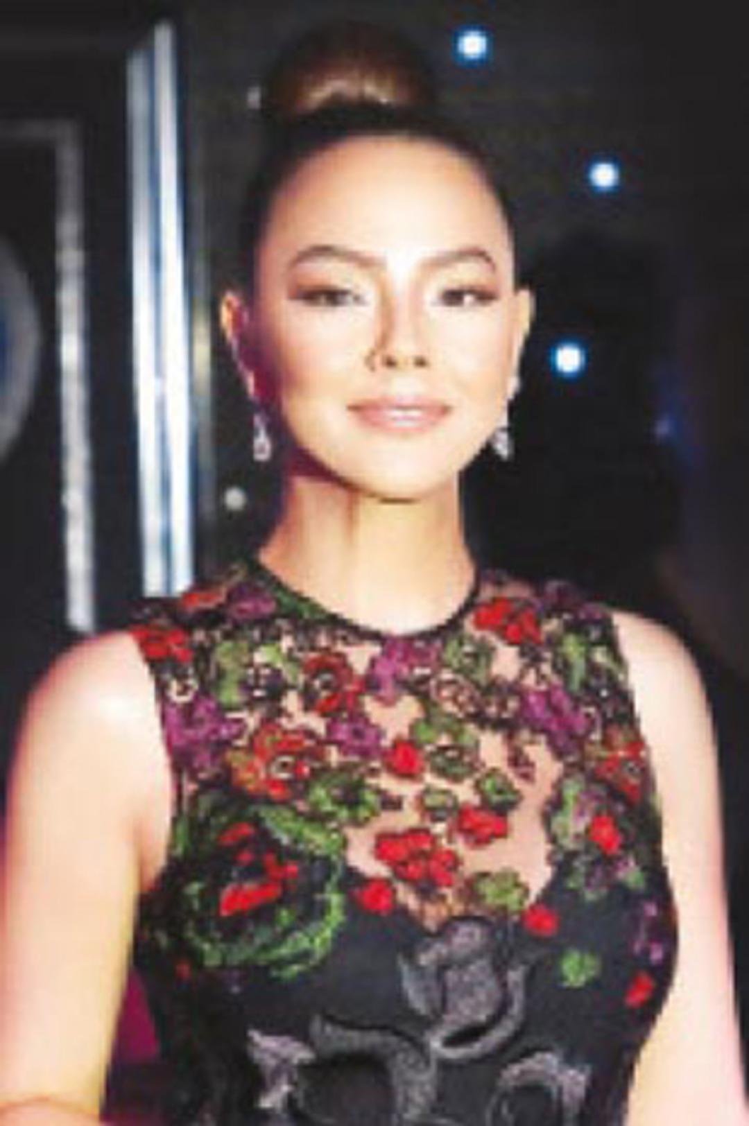 Ebru G&uuml;ndeş, sahnede &ccedil;icek a&ccedil;tı