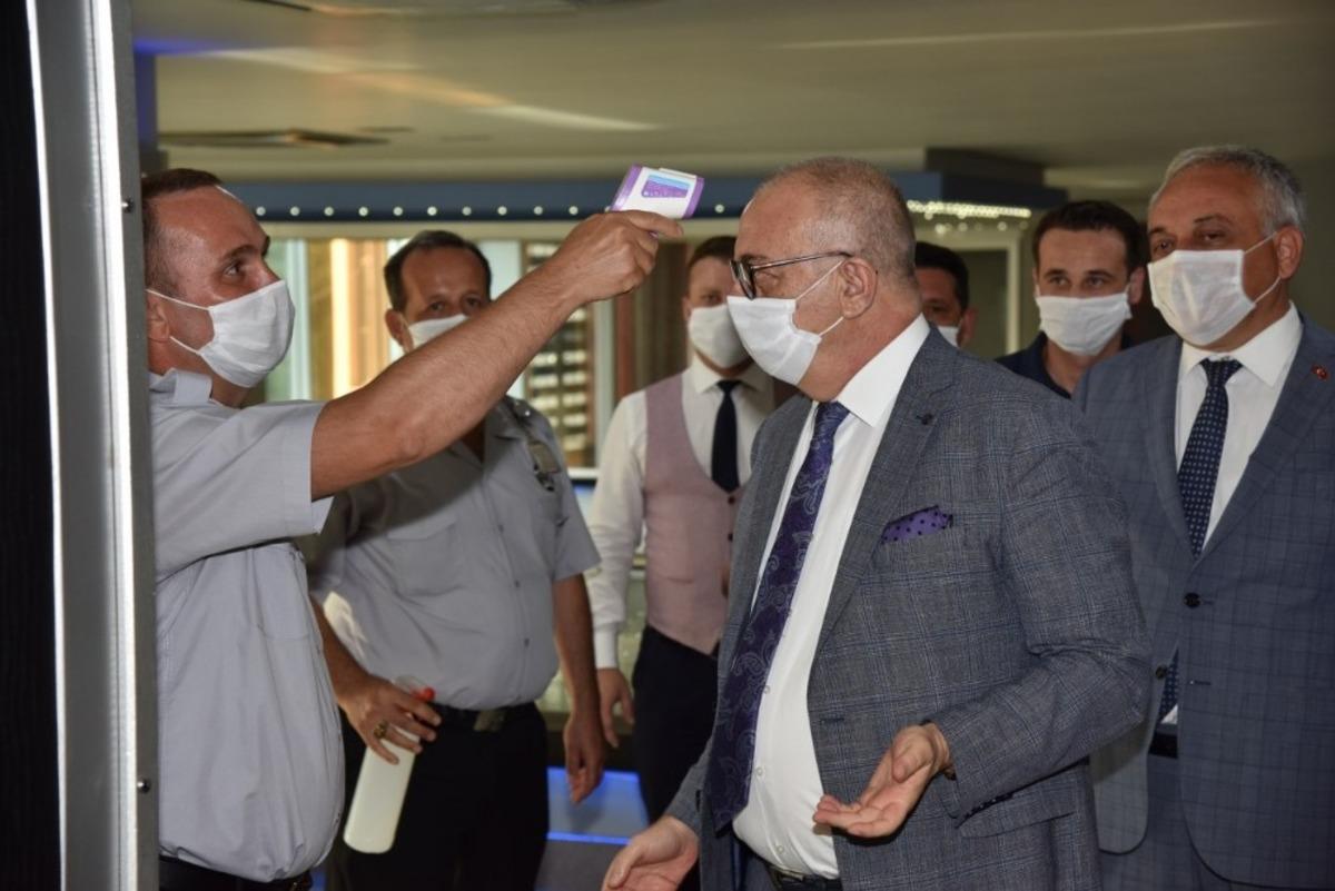 Manisa B&uuml;y&uuml;kşehir Belediyesinin sosyal mesafeli ilk meclis yapıldı