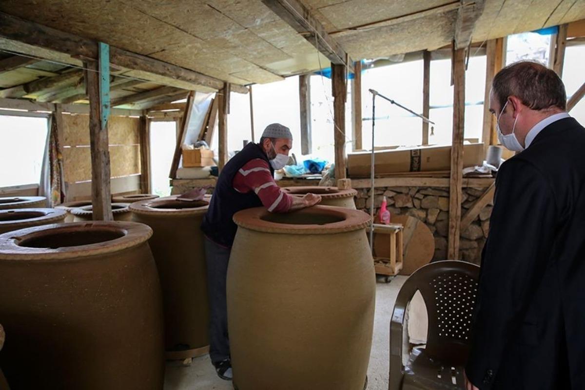 Vali C&uuml;neyt Epcim, dede mirası mesleğinin son ustası Recai Purutoğlu&rsquo;nu ziyaret etti