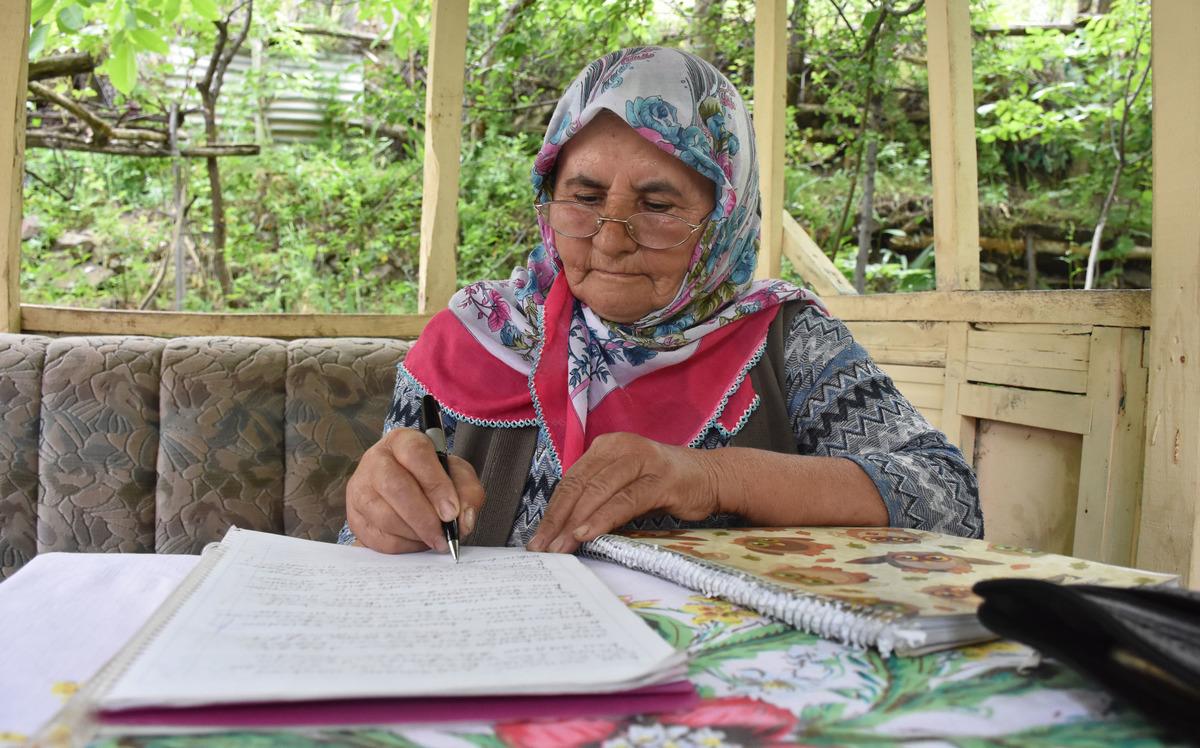 60'ında ilkokulu, 63'&uuml;nde ortaokulu bitirdi, 67 yaşında şiir kitabı &ccedil;ıkardı