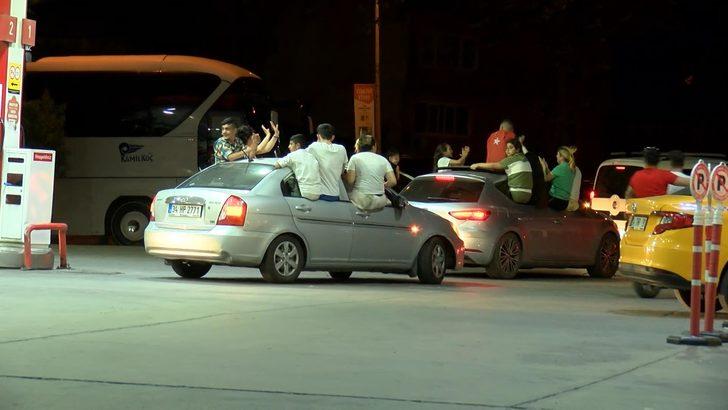 Beyoğlu'nda asker uğurlama konvoyunda tehlikeli anlar G1