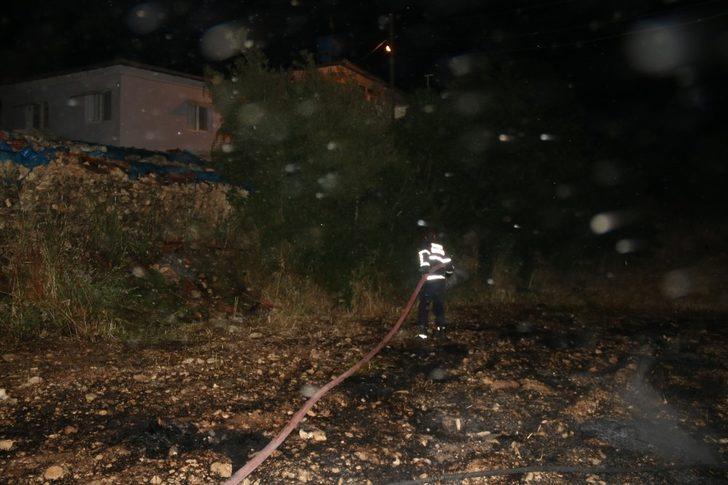 2 dekarlık ekili tarla küle döndü G5