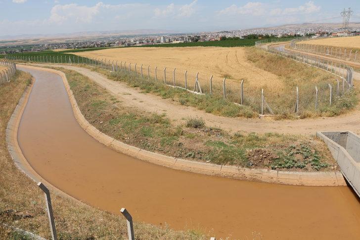 Vali'den vahşi sulama yöntemine tepki! 'Su bedava gelmiyor' G3