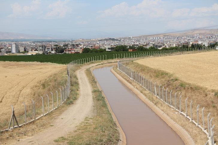 Vali'den vahşi sulama yöntemine tepki! 'Su bedava gelmiyor' G4