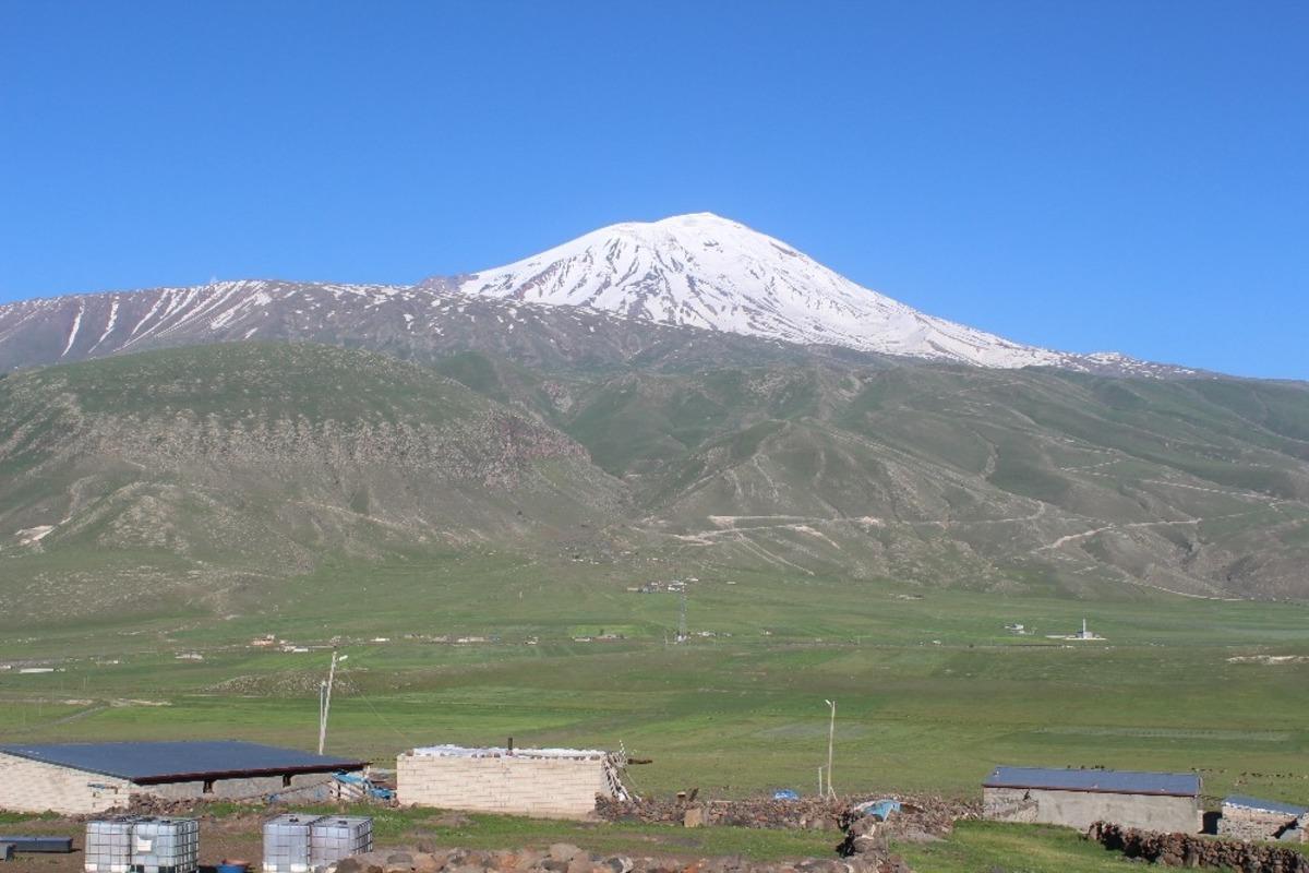 Havaların ısınmasıyla birlikte Ağrı Dağının y&uuml;ksek kesimlerinde bulunan karlar erimeye başladı