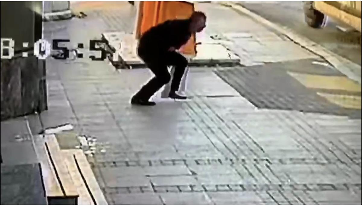 Pendik'te cadde ortasında bı&ccedil;aklı dehşet