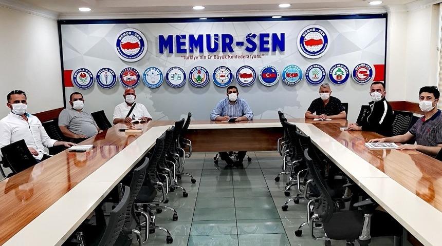 Sosyal mesafeli toplantı ger&ccedil;ekleştirdiler