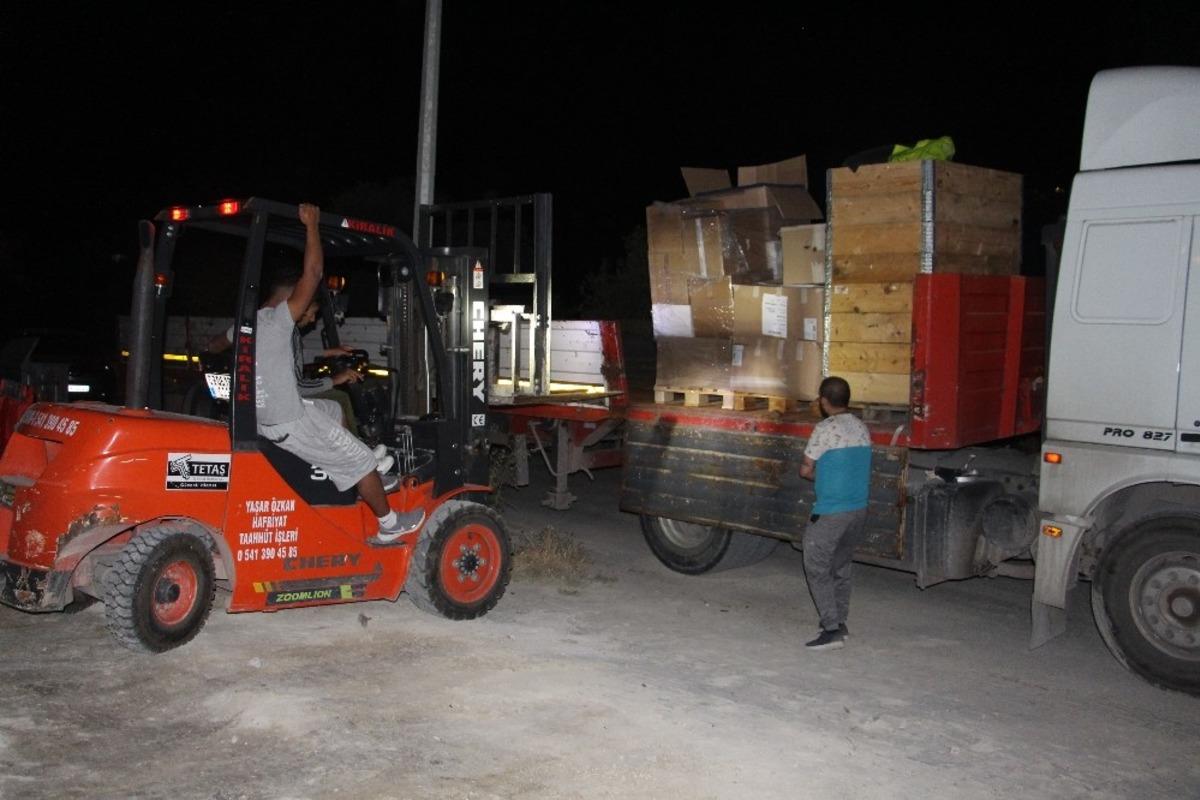 İsvi&ccedil;re&rsquo;den Kuşadası&rsquo;na  1 tır dolusu kıyafet yardım