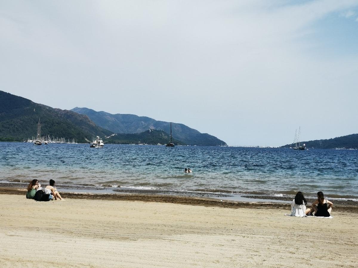 Marmaris plajlarında sosyal mesafe var, maske yok