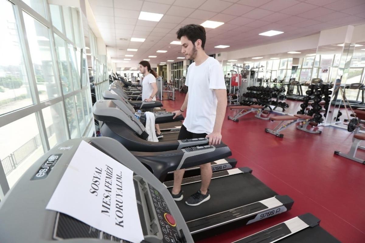 Nil&uuml;fer&rsquo;de spor salonları ve havuzlar yeniden a&ccedil;ıldı