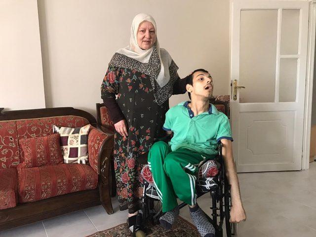Engelli gencin ailesi akülü sandalye istiyor