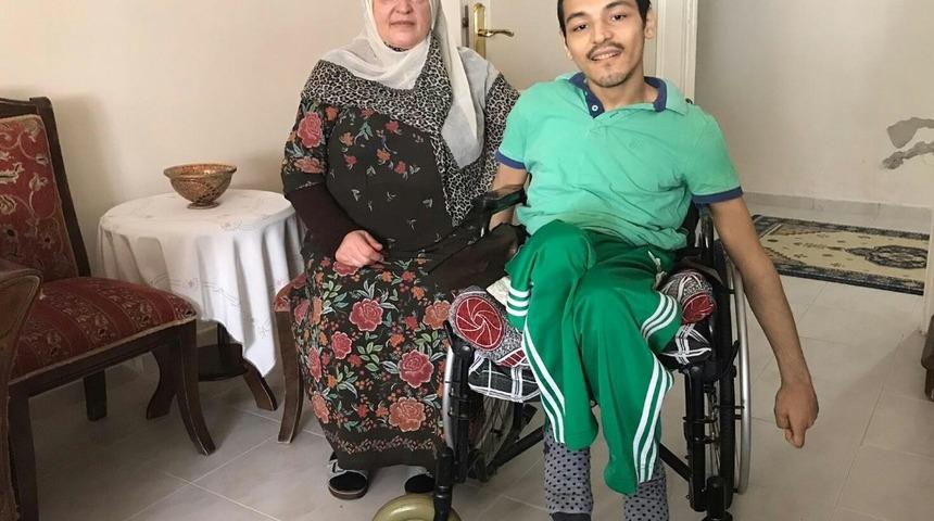 Engelli gencin ailesi ak&uuml;l&uuml; sandalye istiyor