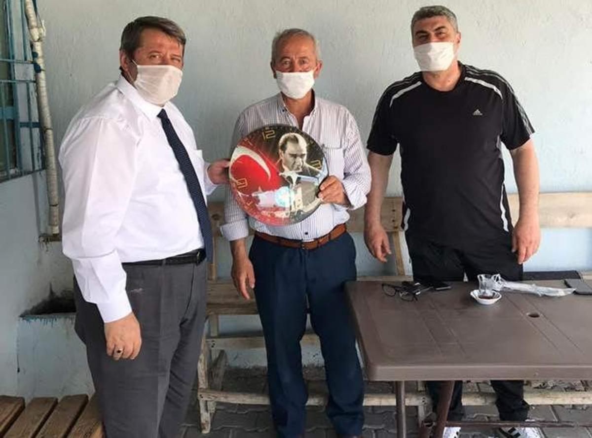 Muhtarlara maske ve duvar saati