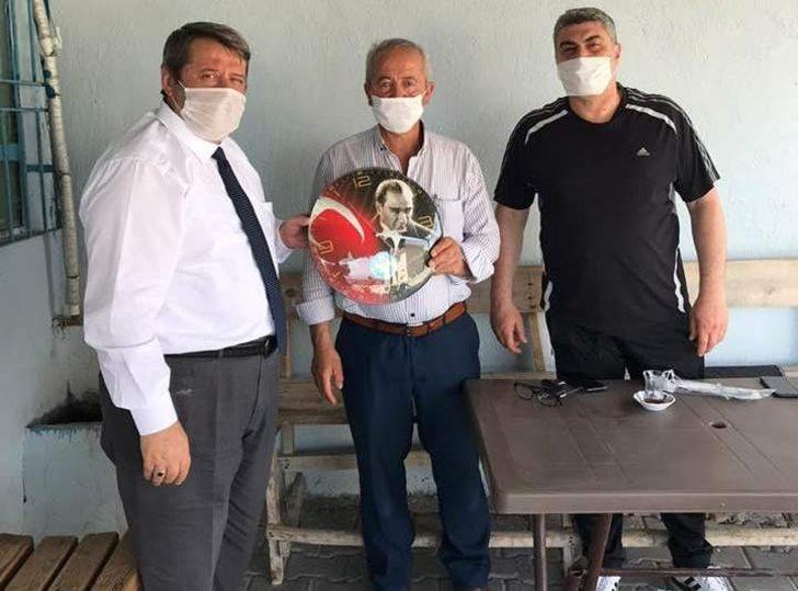 Muhtarlara maske ve duvar saati G1