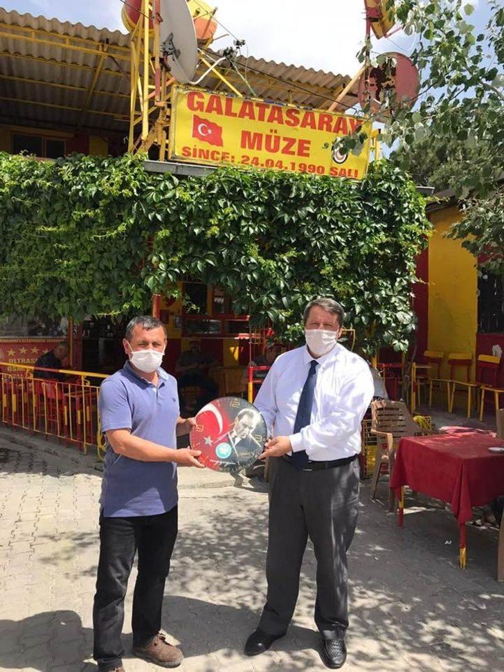 Muhtarlara maske ve duvar saati G3