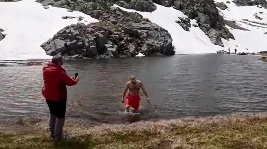 Bursalı doğasever 2 bin 200 metrede doğal havuzda serinledi