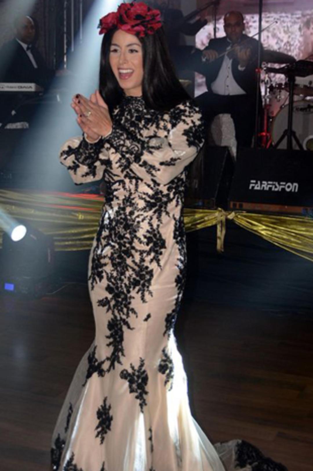 Baş&ouml;rt&uuml;l&uuml; Niran &Uuml;nsal, yılbaşında b&ouml;yle sahne aldı