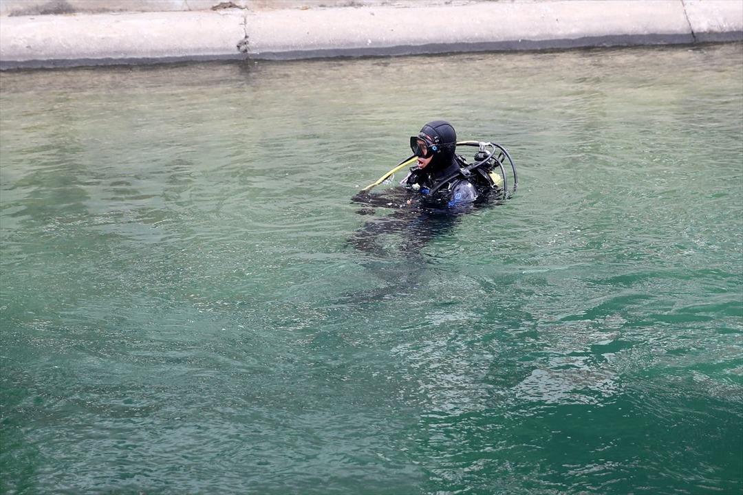 Polisi g&ouml;ren FET&Ouml;'c&uuml; cep telefonunu kanala attı!