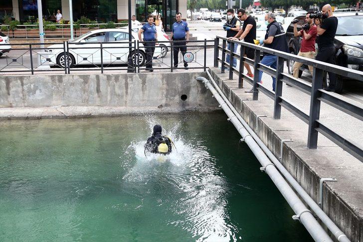 Polisi gören FETÖ'cü cep telefonunu kanala attı! G1