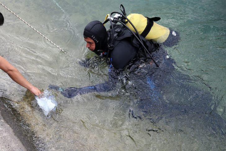 Polisi gören FETÖ'cü cep telefonunu kanala attı! G3