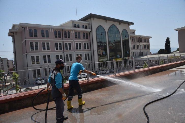 İzmit Belediyesi liseleri dezenfekte ederek sınava hazırlıyor G3