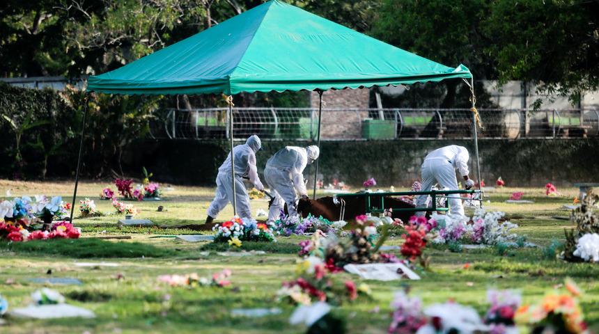 Korona kayıplarını gizlemek için geceleri gömülüyor!