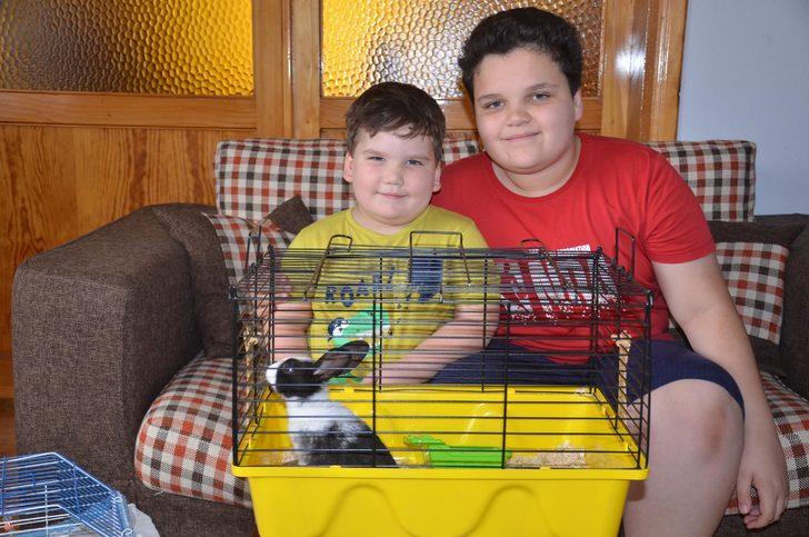 İki kardeş, Cumhurbaşkanı'ndan istedikleri tavşana kavuştu G1