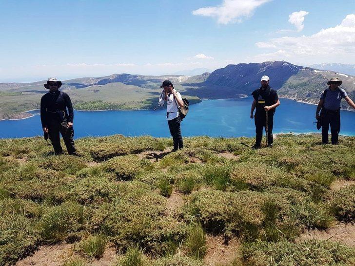 Doğaseverler Nemrut Gölü’nün çevresini 12 saatte turladı G3