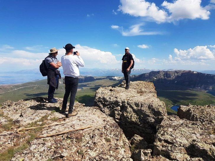 Doğaseverler Nemrut Gölü’nün çevresini 12 saatte turladı G4
