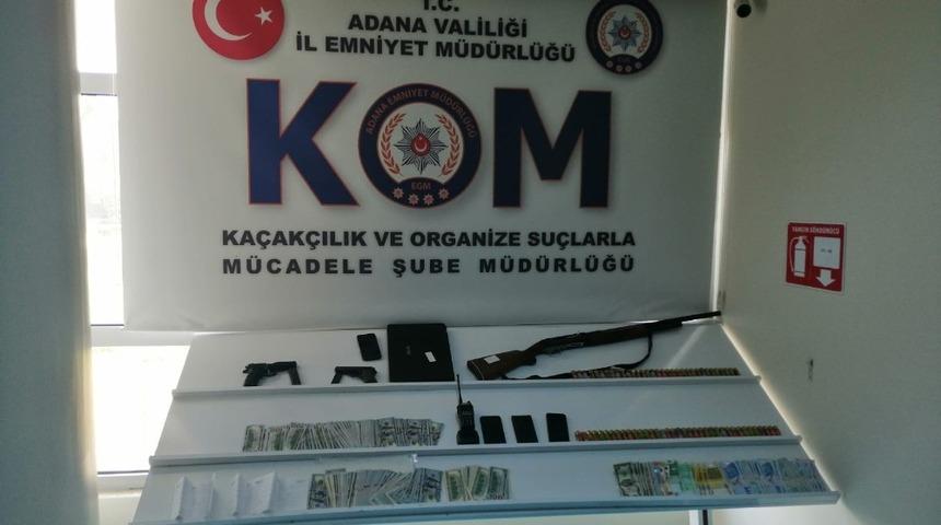 Operasyonda ele geçirildi! FETÖ'cülerin evinden döviz fışkırdı