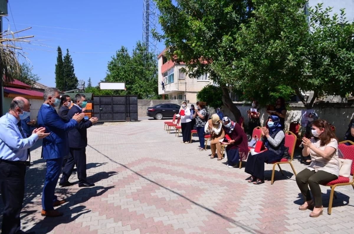 İmamoğlu n&uuml;fusunun iki katı maske &uuml;retip halka dağıttılar
