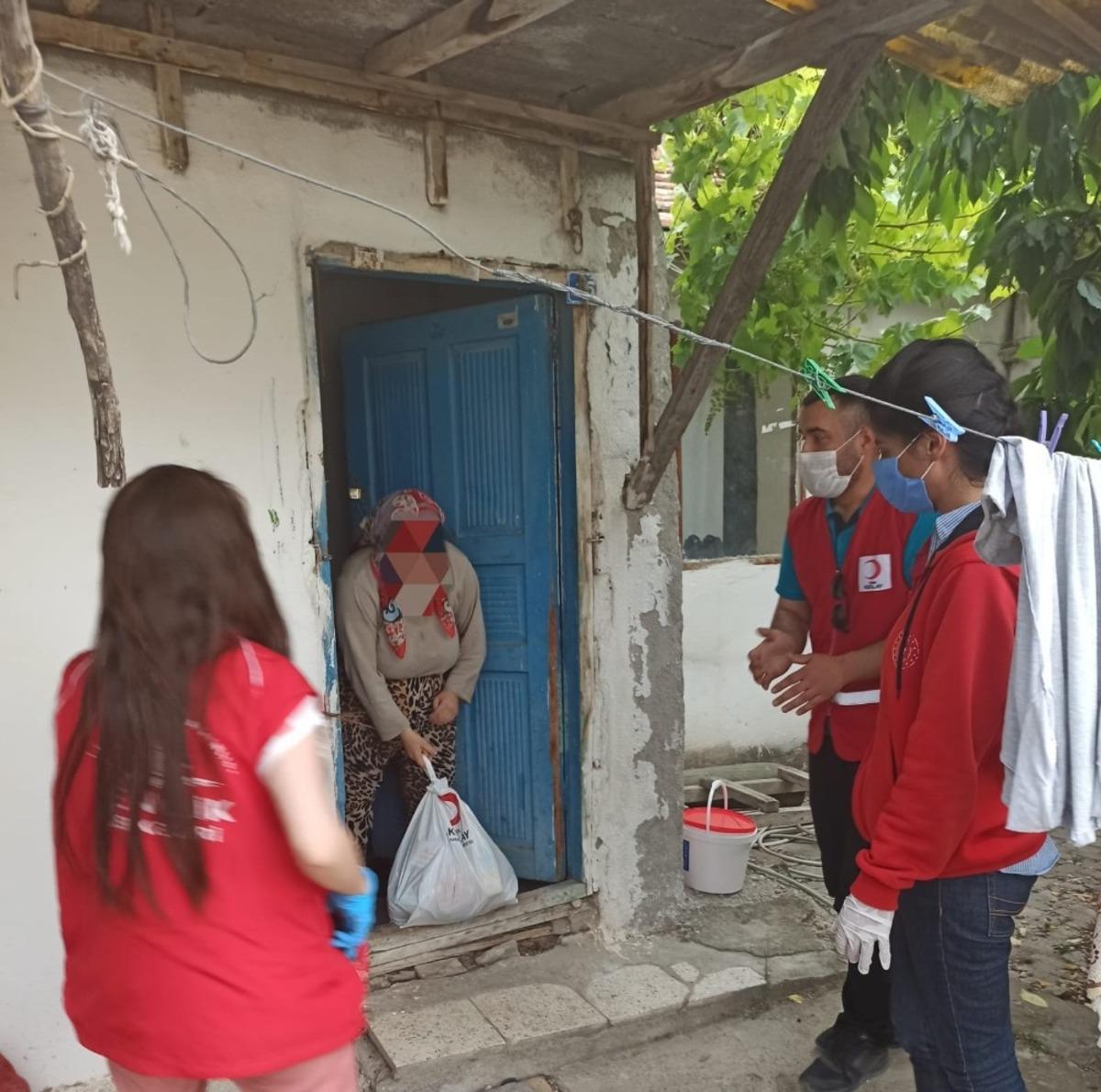 Pandemi s&uuml;recinde ihtiya&ccedil; sahiplerini yalnız bırakmıyorlar