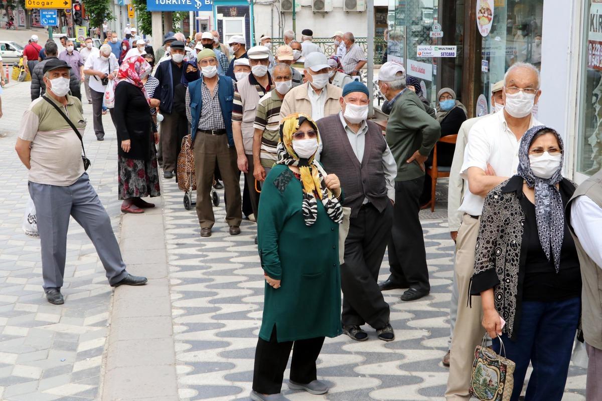 65 yaş ve &uuml;st&uuml;ne yasak kalktı! Eskişehir'de ulaşım kartları i&ccedil;in uzun kuyruklar oluşturdu