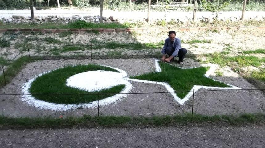 Ay-yıldız sevgisini bahçesine işledi