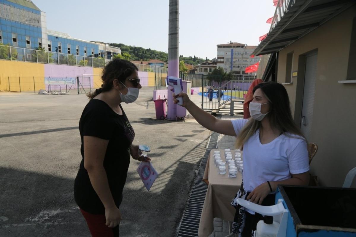 Kadınların sosyal mesafeli maskeli spor hayatı b&ouml;yle başladı