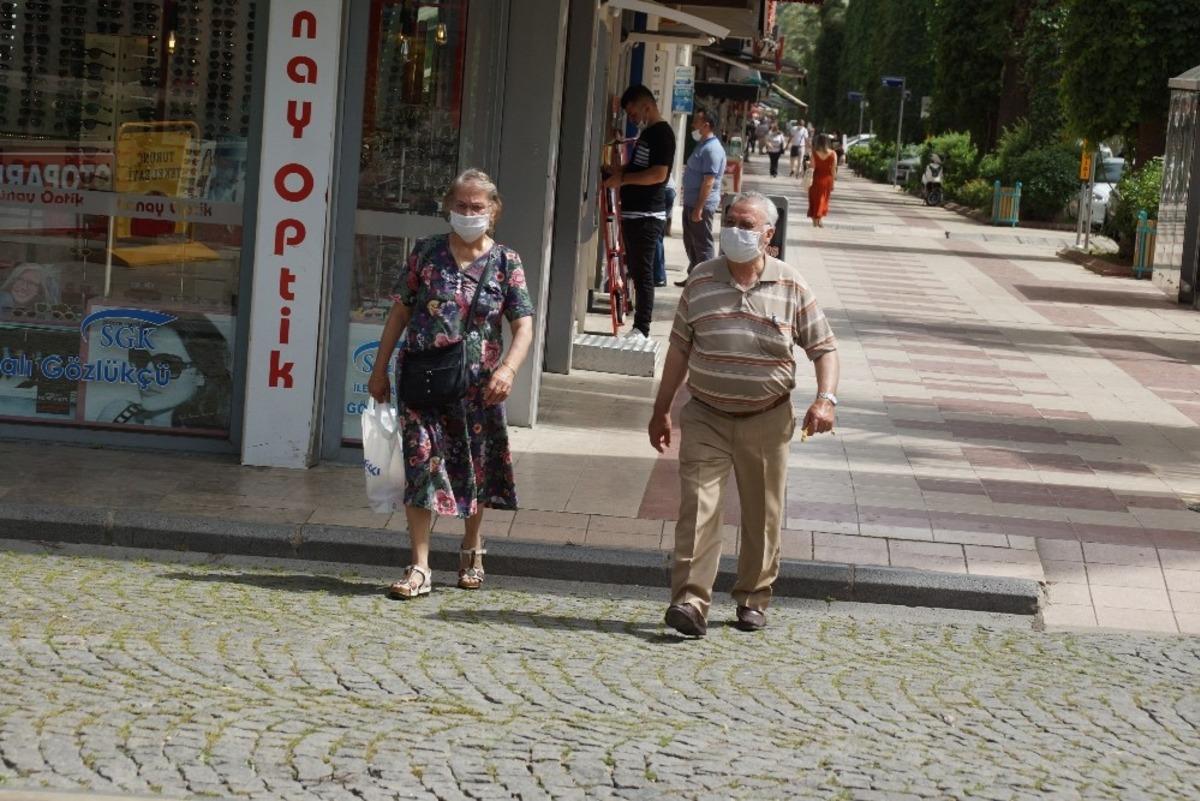 Aydın&rsquo;da 65 yaş &uuml;st&uuml; vatandaşlar sokağa &ccedil;ıkmaya başladı