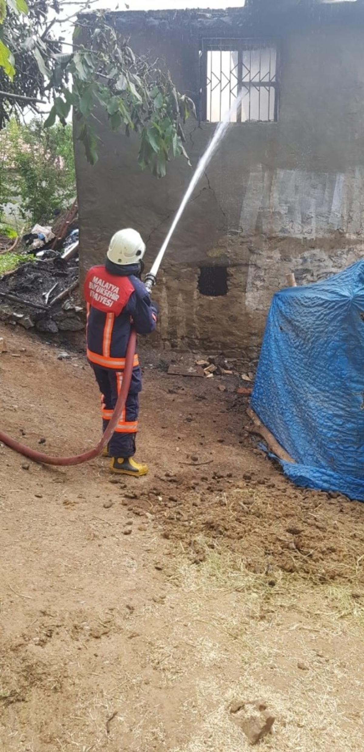 P&uuml;t&uuml;rge&rsquo;de yangında bir ev k&uuml;le d&ouml;nd&uuml;