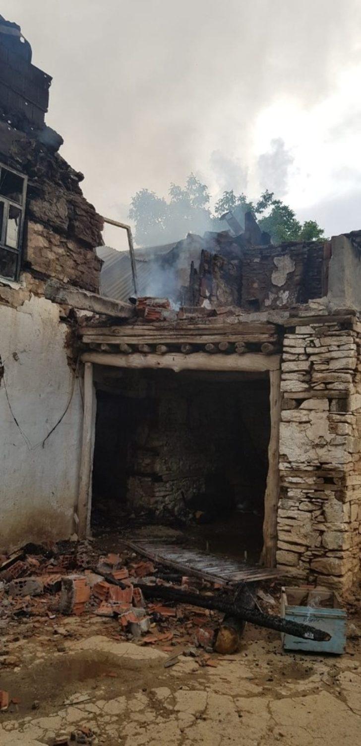 Pütürge’de yangında bir ev küle döndü G3