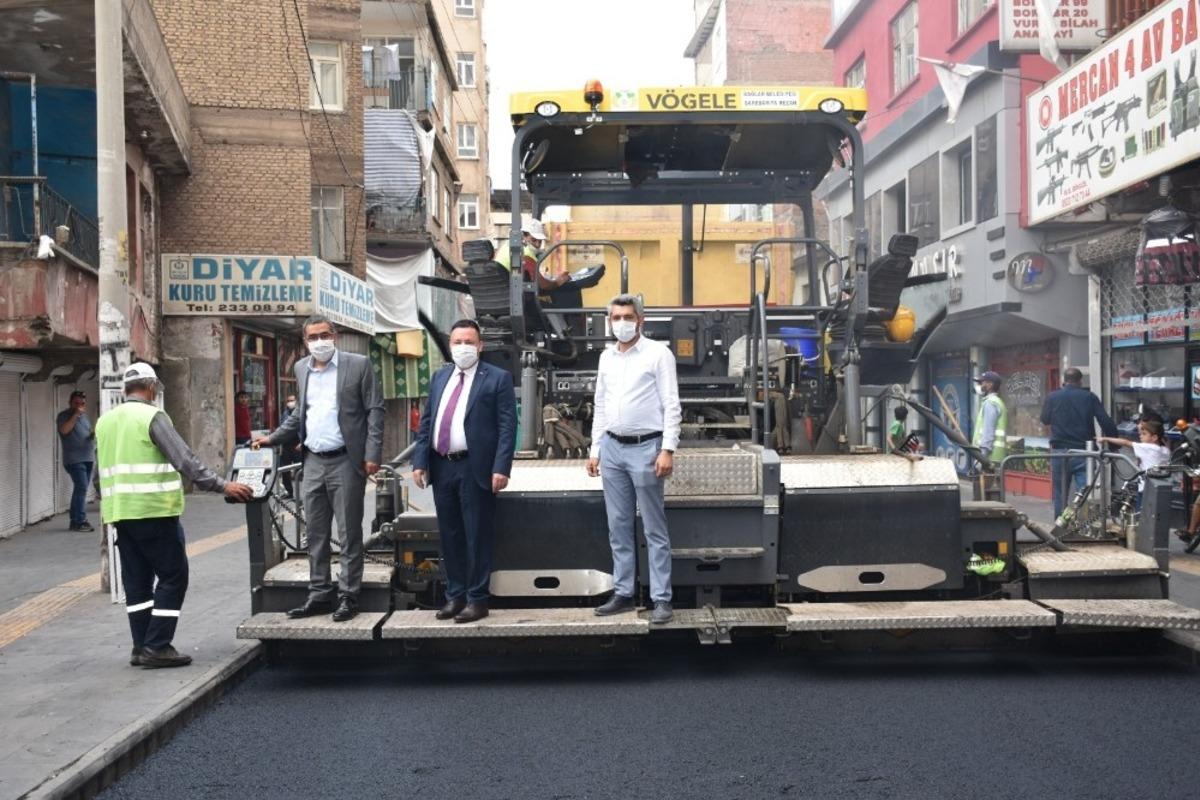 Bağlar Belediyesi yıllardır asfaltlanmayan caddeyi bir g&uuml;nde asfaltladı