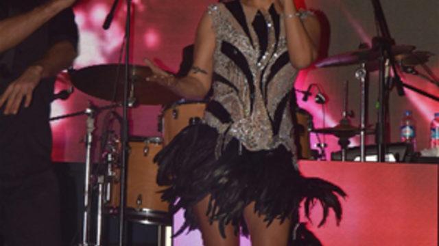 Demet Akalın sahneye babetle çıktı