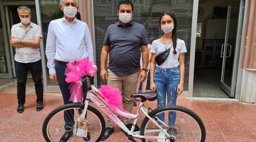 Resim yarışmasında dereceye giren &ouml;ğrenciler &ouml;d&uuml;llendirildi